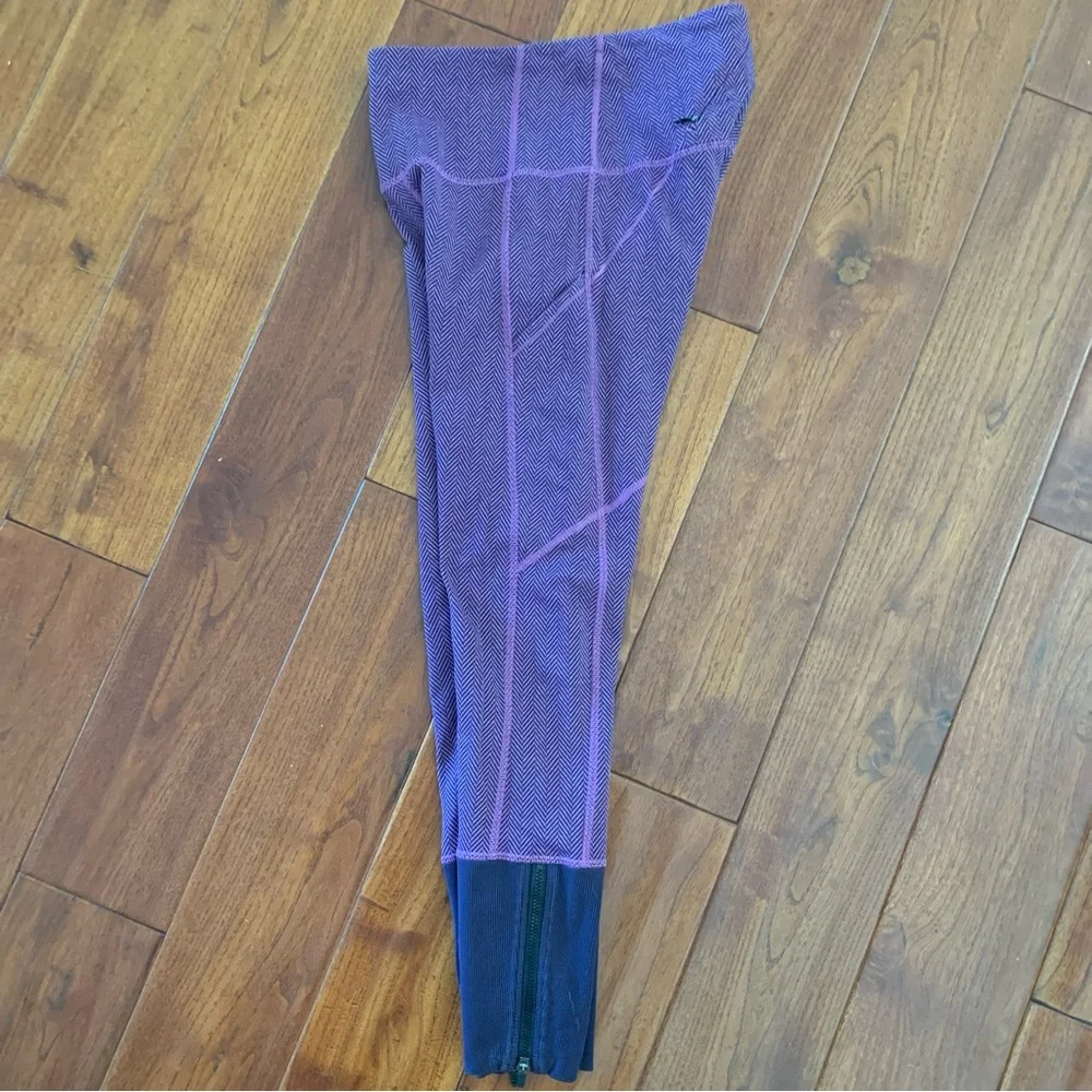 Lululemon Crop Leggings Size 4 Rebel Runner Grape & Black Herringbone Ankle Zip